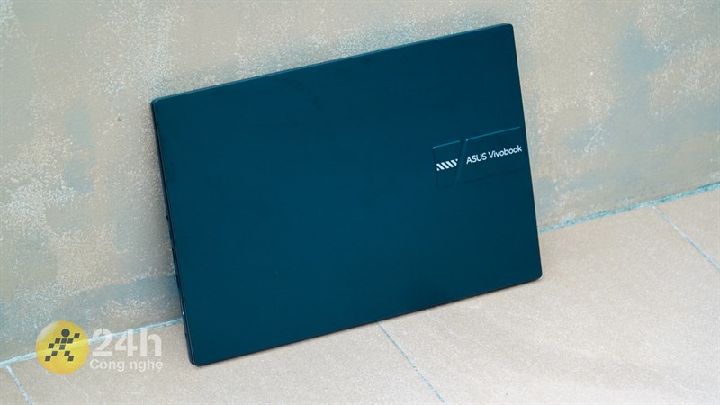 ASUS Vivobook 14 A1405VA cũng có kích thước nhỏ gọn và nhẹ để bạn thoải mái mang đi bất cứ đâu ASUS Vivobook 14 A1405VA cũng có kích thước nhỏ gọn và nhẹ để bạn thoải mái mang đi bất cứ đâu
