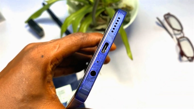 Cạnh trái của Tecno Camon 20 cổng sạc, loa ngoài, cổng tai nghe 3.5 mm Cạnh trái của Tecno Camon 20 cổng sạc, loa ngoài, cổng tai nghe 3.5 mm