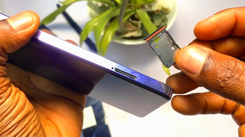 Cạnh trái của Tecno Camon 20 với khe SIM Cạnh trái của Tecno Camon 20 với khe SIM