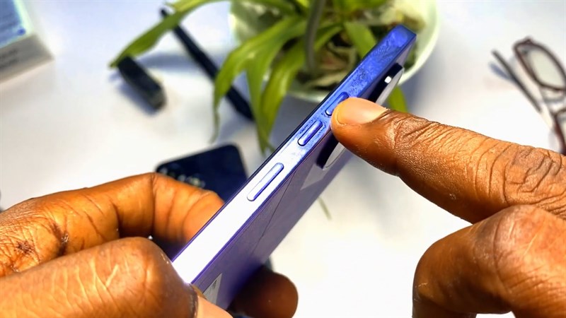 Cạnh phải của Tecno Camon 20 với nút nguồn, nút tăng/giảm âm lượng Cạnh phải của Tecno Camon 20 với nút nguồn, nút tăng/giảm âm lượng