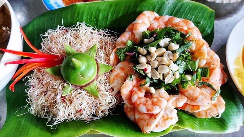 Lotus flowers with shrimp and meat salad