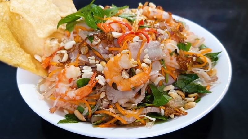 Pomelo with shrimp and meat salad