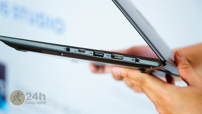 ASUS Vivobook 14X OLED (2023) có khối lượng là 1.4 kg và dày 1.89 cm. ASUS Vivobook 14X OLED (2023) có khối lượng là 1.4 kg và dày 1.89 cm.