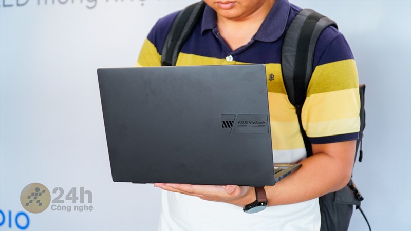 ASUS Vivobook 14X OLED (2023) vẫn khoác lên mình một vẻ ngoài vuông vức, góc cạnh tạo nên cảm giác sắc sảo và thời thượng. ASUS Vivobook 14X OLED (2023) vẫn khoác lên mình một vẻ ngoài vuông vức, góc cạnh tạo nên cảm giác sắc sảo và thời thượng.