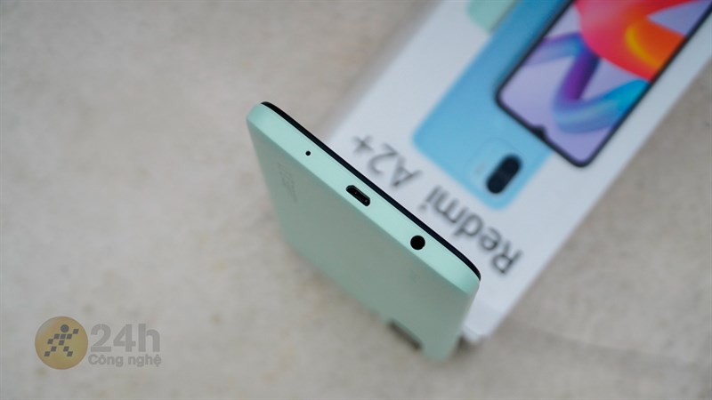Cạnh đáy sản phẩm chứa mic, cổng sạc micro-USB và cổng cắm tai nghe chuẩn 3.5 mm Cạnh đáy sản phẩm chứa mic, cổng sạc micro-USB và cổng cắm tai nghe chuẩn 3.5 mm