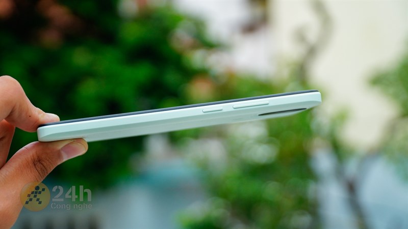 Cạnh phải của Redmi A2+ chứa cụm phím tăng giảm âm lượng và nút nguồn Cạnh phải của Redmi A2+ chứa cụm phím tăng giảm âm lượng và nút nguồn