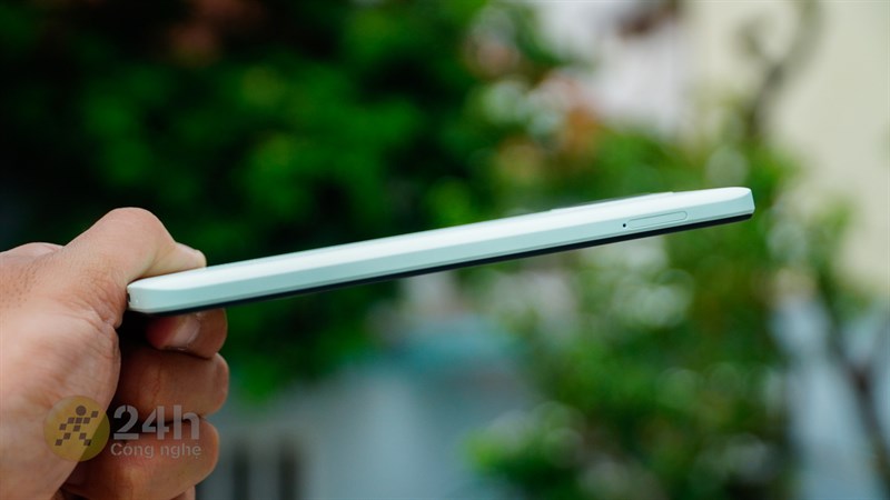 Cạnh trái chứa khe cắm SIM Cạnh trái chứa khe cắm SIM