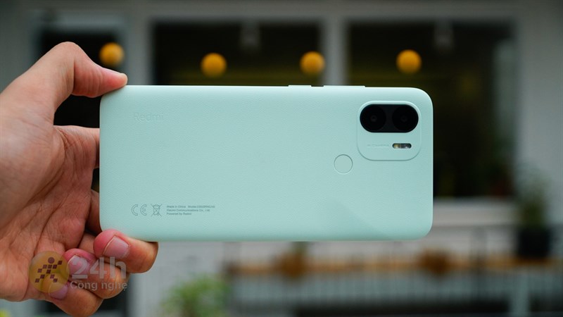 Mặt lưng của Redmi A2+ được làm từ nhựa giả da Mặt lưng của Redmi A2+ được làm từ nhựa giả da