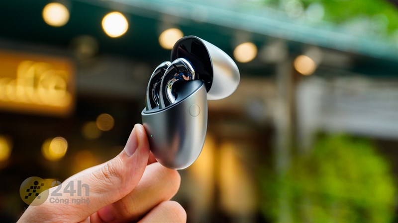 Cạnh phải của hộp sạc có nút bấm vật lý