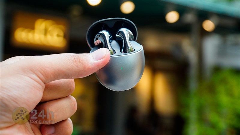 Mặt trước hộp sạc có hệ thống đèn LED và tên hãng