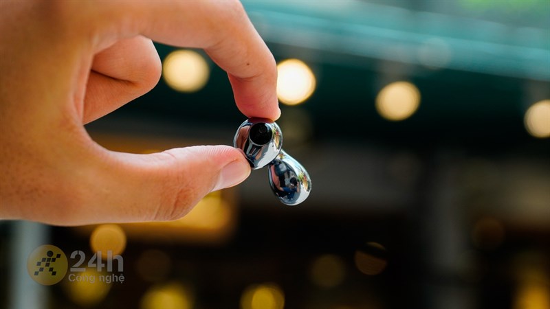 Tuy vậy tai nghe Huawei Freebuds 5 lại được làm bóng nên dễ bám mồ hôi và dấu vân tay