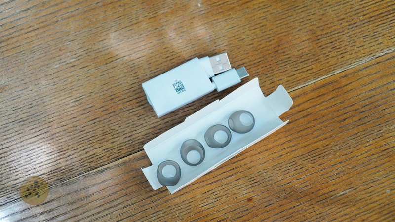 Bên trong hộp đựng Huawei Freebuds 5 còn được tặng đầy đủ món phụ kiện đi kèm