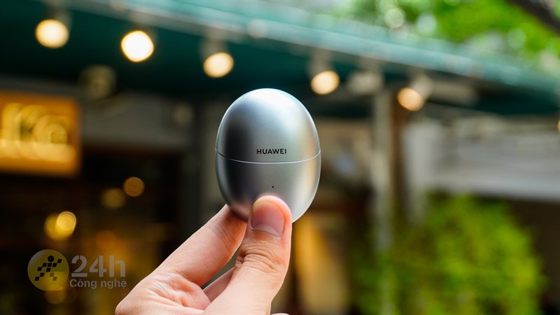 Hộp sạc Huawei Freebuds 5 được thiết kế theo hình dạng quả trứng trông rất thú vị