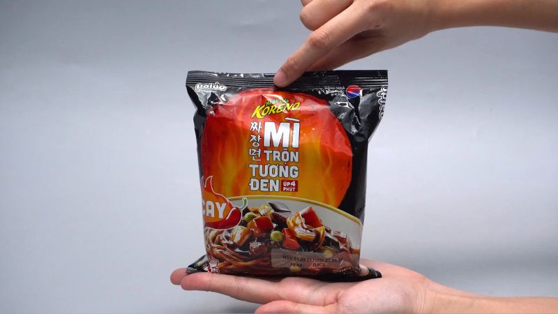 Mì trộn tương đen cay Koreno