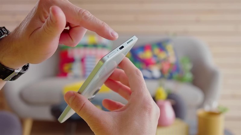 Cạnh dưới của POCO F5.