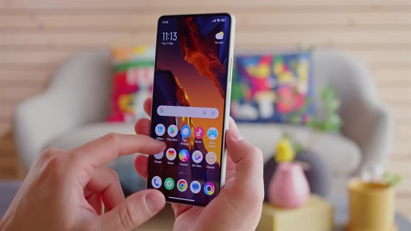 Điện thoại được cung cấp trong hai tùy chọn bộ nhớ là 8 GB/256 GB và 12 GB/256 GB.