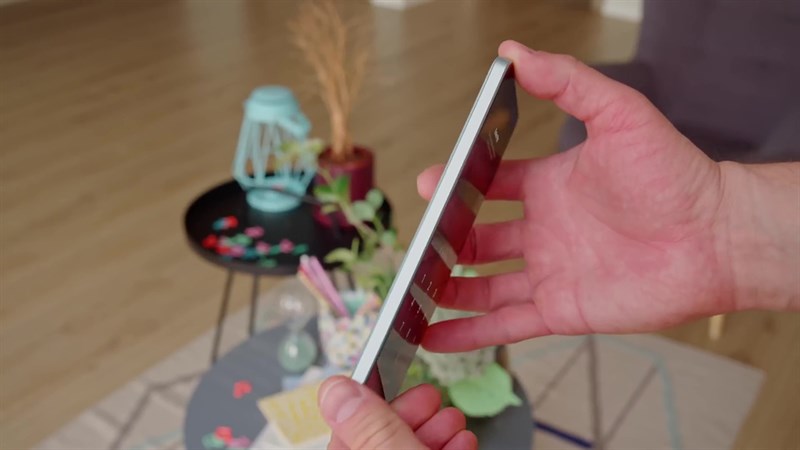 Với chỉ 181 gram, POCO F5 nhẹ hơn đáng kể so với người tiền nhiệm.