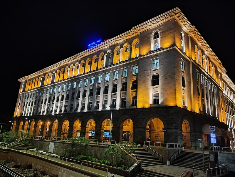 Chế độ ban đêm của POCO F5 lại cho ra những bức ảnh có chất lượng kém hơn.