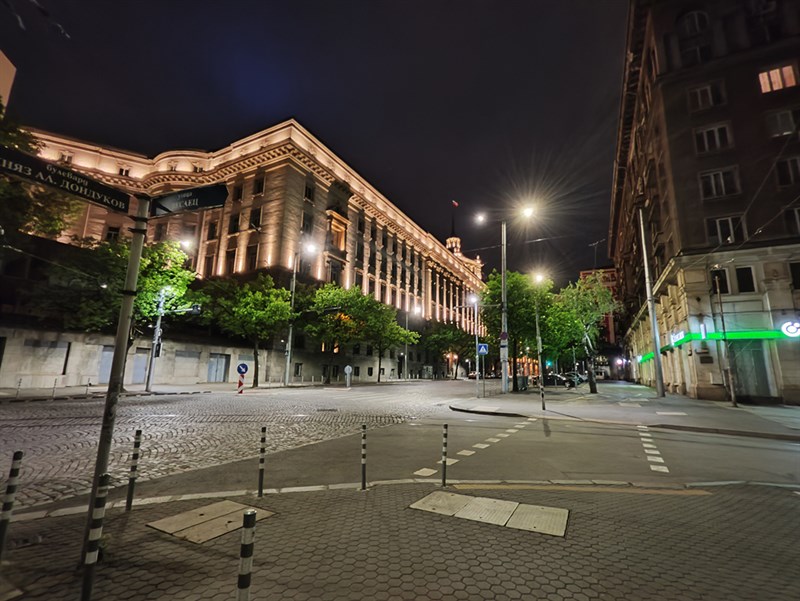 Ảnh chụp có bật chế độ ban đêm từ camera góc siêu rộng.