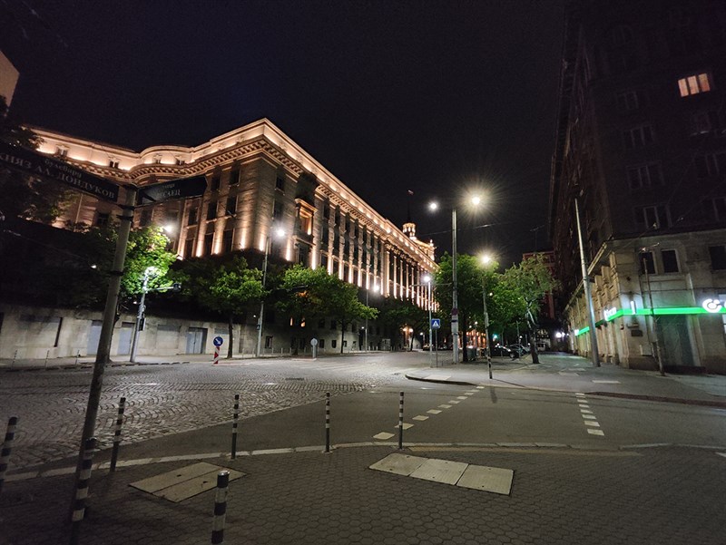 Ảnh chụp đêm từ camera góc siêu rộng.