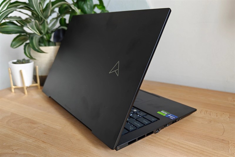 ASUS Zenbook Pro 14 OLED (2023) là một chiếc laptop có thiết kế tốt và hiệu năng mạnh mẽ. Nguồn: Stuff