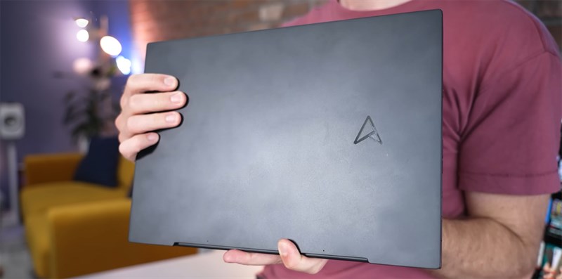 ASUS Zenbook Pro 14 OLED (2023) sở hữu thiết kế sang trọng và bền bỉ