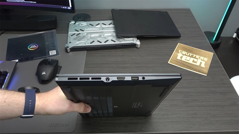 Cạnh phải của ASUS Zenbook Pro 14 OLED (2023). Nguồn: cbutter Tech.