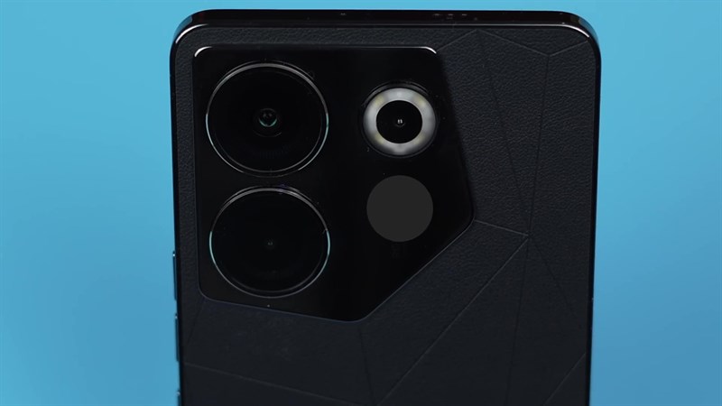 Cụm camera sau của Tecno Camon 20 Pro cũng được thiết kế theo cấu trúc đa giác.