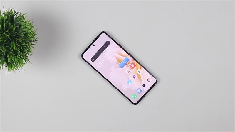 Mặt trước của Tecno Camon 20 Pro là màn hình đục lỗ ở vị trí trung tâm.