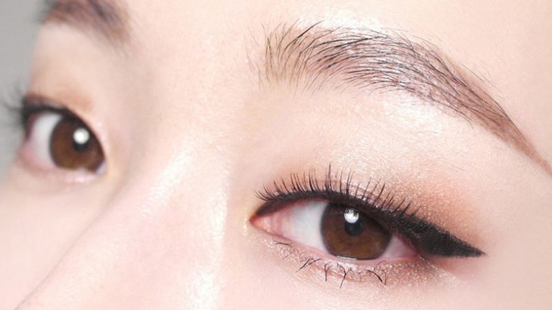 Learn how to make your eyes sparkle like a mirror by IT Girl