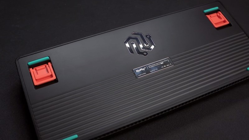 Mặt dưới của NuPhy HALO 75 có logo thương hiệu và cặp chân kê tiện lợi