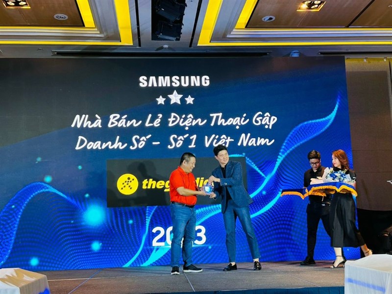 Đại diện là anh Phùng Ngọc Tuyên - giám đốc phát triển kinh doanh Ngành hàng ICT lên nhận giải Đại diện là anh Phùng Ngọc Tuyên - giám đốc phát triển kinh doanh Ngành hàng ICT lên nhận giải