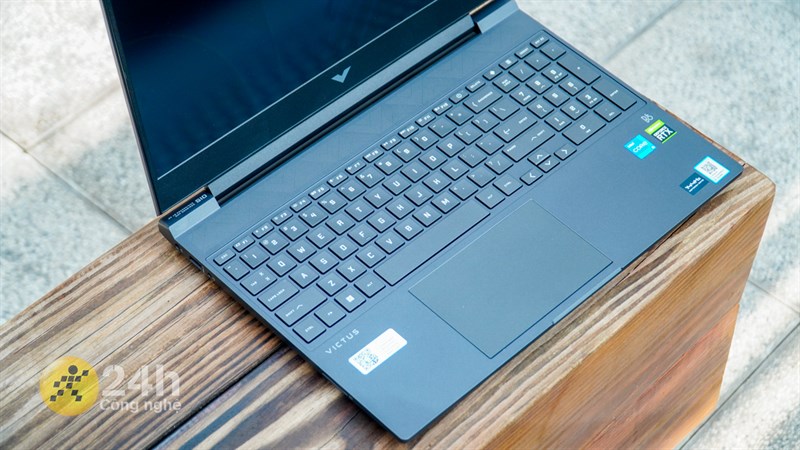 Bản lề của HP VICTUS 15 được hoàn thiện chắc chắn Bản lề của HP VICTUS 15 được hoàn thiện chắc chắn