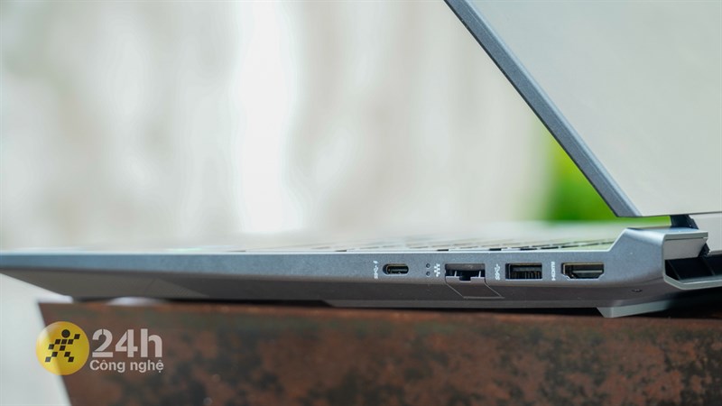 Cạnh phải của HP VICTUS 15 Cạnh phải của HP VICTUS 15