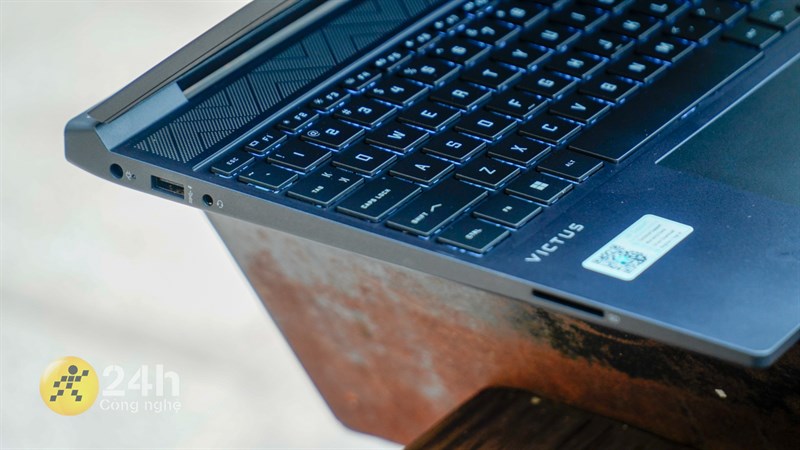 Cạnh phải của trái của HP VICTUS 15 Cạnh phải của trái của HP VICTUS 15