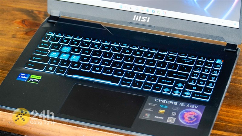 MSI Cyborg 15 A12VE được trang bị bàn phím full size cùng bàn di chuột có kích thước không quá lớn