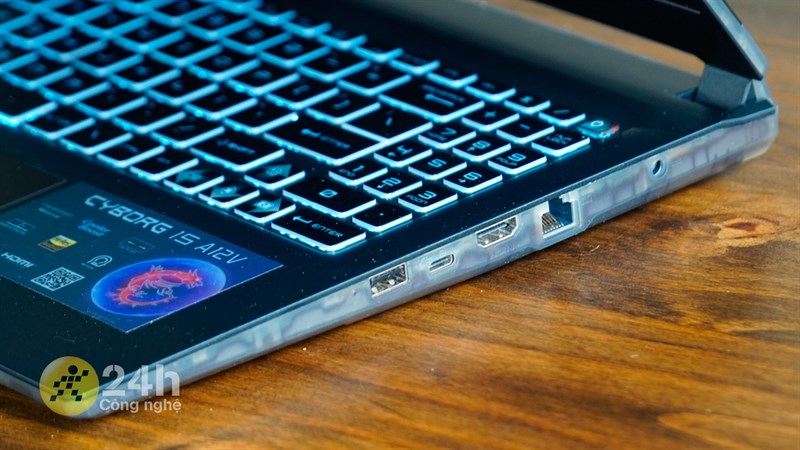 Cạnh phải của MSI Cyborg 15 A12VE