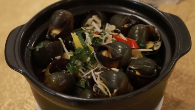 How to make steamed snails with guise leaves in a rustic, bold flavor of the homeland