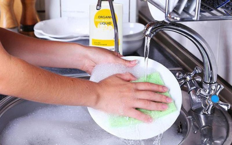 8 thói quen xấu khi rửa bát đĩa bằng tay mà nhiều người hay mắc phải