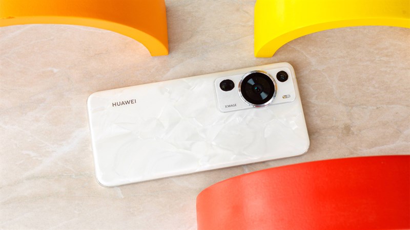 Huawei P60 Pro nổi bật với tông màu trắng chủ đạo cùng họa tiết sần tạo cảm giác như được hoàn thiện từ đá cẩm thạch