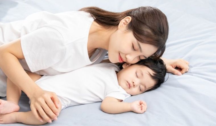 Những lợi ích tuyệt vời khi cho bé ngủ cùng mẹ trước năm 3 tuổi