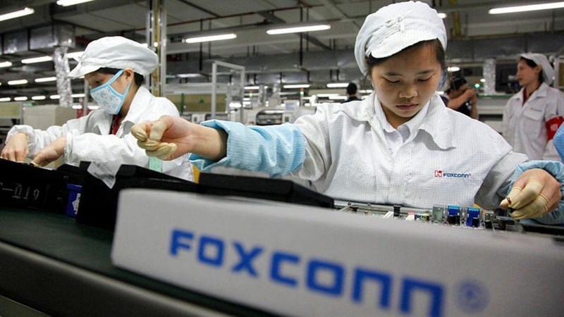 Foxconn đang áp dụng những chính sách ưu đãi cho nhân viên để tăng tiến độ sản xuất iPhone mới (Ảnh: BBC)