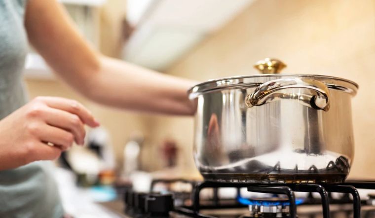 Nguyên nhân nấu bếp ga bị đen đáy nồi và cách khắc phục đơn giản