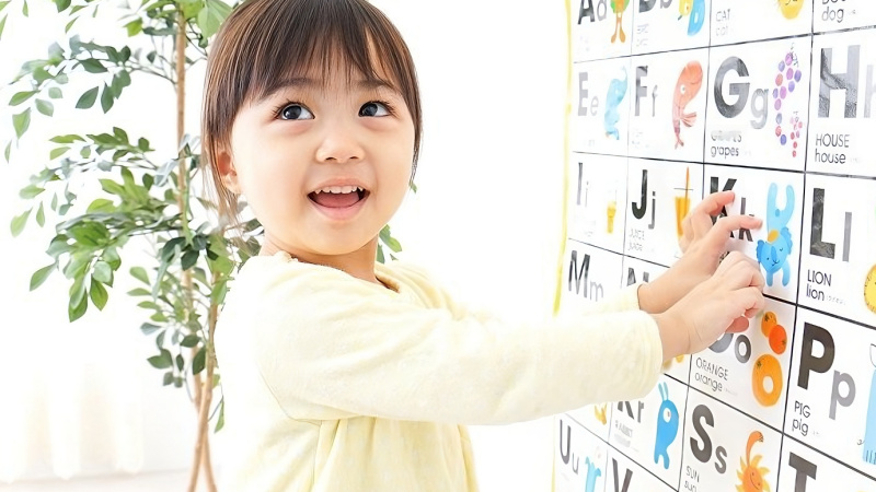 Cho trẻ chơi các trò chơi ghi nhớ từ vựng