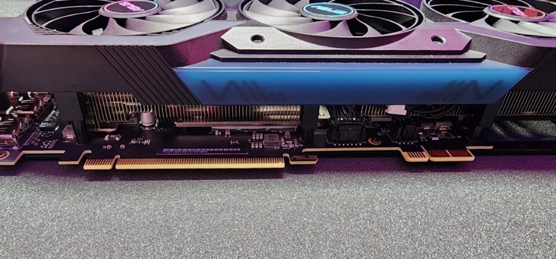 GPU RTX 4070 với thiết kế 3 quạt, khe cắm 2.3, kết nối với bo mạch chủ qua khe cắm