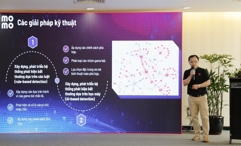 Ông Phạm Lê Minh chia sẻ tại hội thảo về cảnh báo rủi ro qua mạng