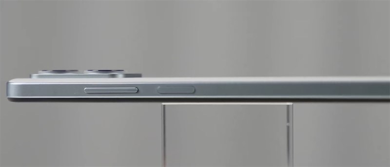 Cạnh phải của Redmi Note 12T Pro chứa cổng nguồn kiêm cảm biến vân tay, cụm phím tăng giảm âm lượng Cạnh phải của Redmi Note 12T Pro chứa cổng nguồn kiêm cảm biến vân tay, cụm phím tăng giảm âm lượng