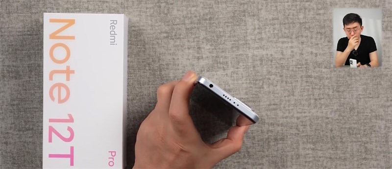 Cạnh trên Redmi Note 12T Pro chứa cảm biến IR, loa và cổng cắm tai nghe chuẩn 3.5 mm Cạnh trên Redmi Note 12T Pro chứa cảm biến IR, loa và cổng cắm tai nghe chuẩn 3.5 mm
