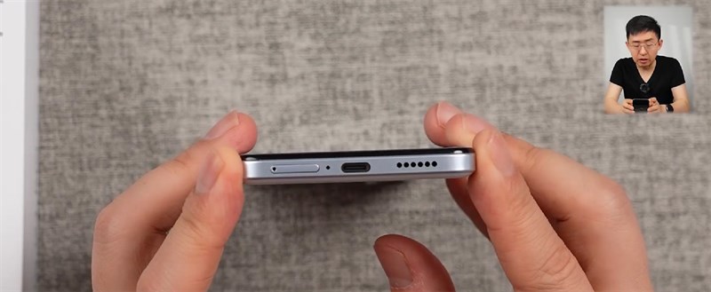 Cạnh dưới chứa dải loa, mic, khe cắm SIM và cổng sạc USB-C Cạnh dưới chứa dải loa, mic, khe cắm SIM và cổng sạc USB-C