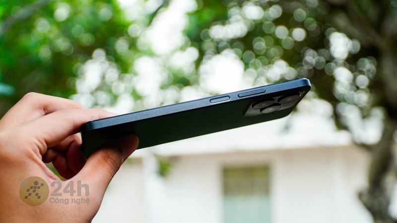 Các nút điều khiển cung được bố trí hợp lý giúp trải nghiệm dùng tốt hơn